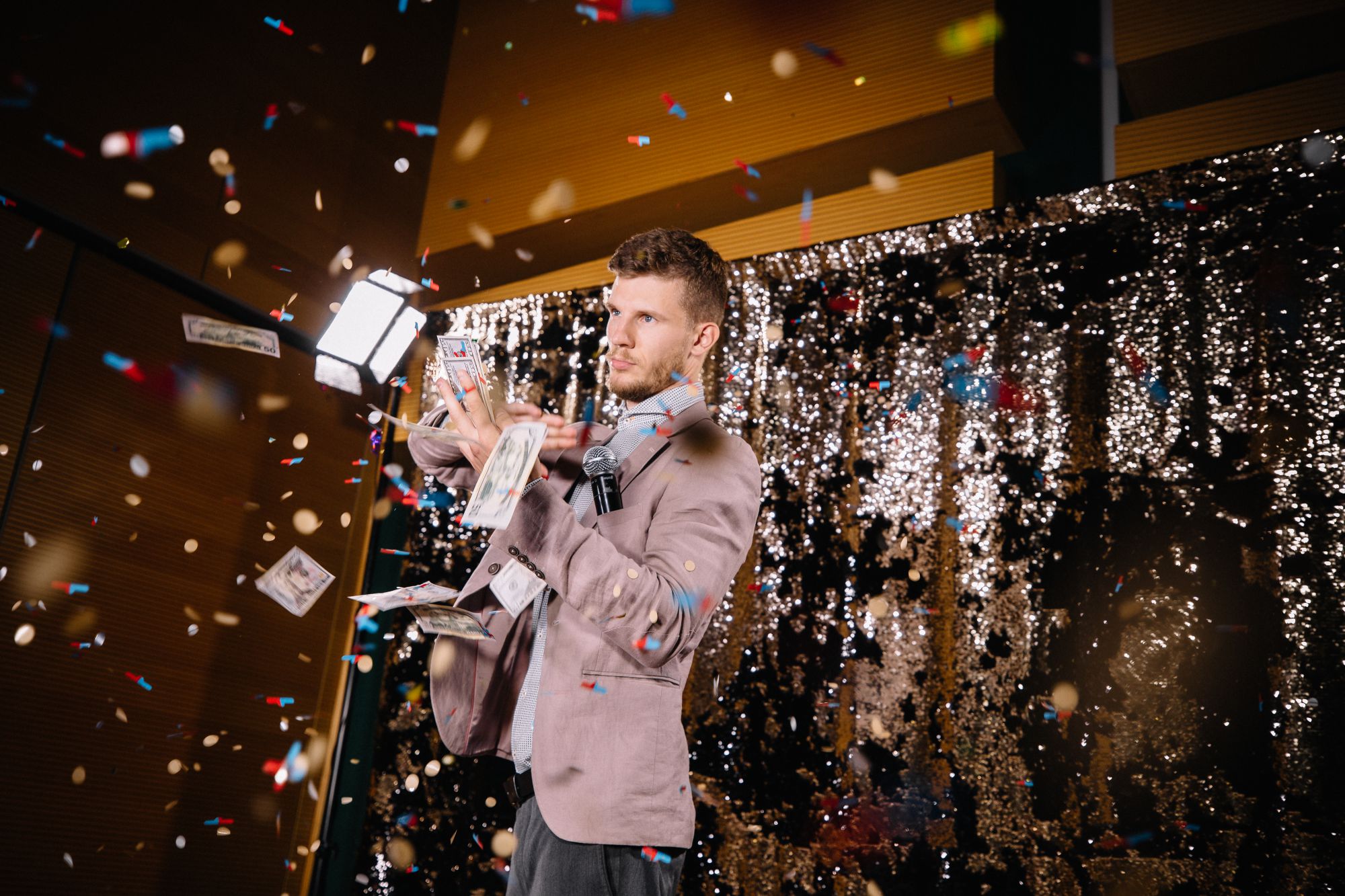 Ведущий мероприятия на острове Кипр Владимир Левчук